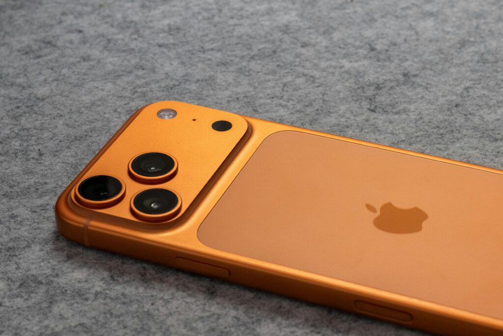 بيك 2 تيك - Pick2Take - سامسونج S26 Ultra مقابل iPhone 17 Pro Max | مقارنة 2026 سامسونج S26 Ultra ضد iPhone 17 Pro Max يعتبر البحث عن مراجعة سامسونج وآيفون هو الشغل الشاغل لعشاق التقنية في عام 2026، حيث وصلت المنافسة بين العملاقين الكوري والأمريكي إلى ذروتها. في هذا الدليل الشامل، سنغوص في تفاصيل المواصفات التي تجعل من هذه الهواتف قمة ما توصلت إليه التكنولوجيا الحديثة. إن اختيار الهاتف الأنسب لك لم يعد يعتمد فقط على العلامة التجارية، بل على مدى تلبية الجهاز لمتطلباتك اليومية والمهنية. واكتساب رؤية واضحة حول الفروق الجوهرية سيضمن لك استثمار أموالك في المكان الصحيح وتعزيز تجربتك الرقمية. نقدم لكم محتوى تحليلياً دقيقاً يتناول تفاصيل العتاد والتصميم بما يتناسب مع تطلعات المستخدم المحترف. يجب أن تكون المقارنة موضوعية ومبنية على اختبارات الأداء الفعلية وتجربة المستخدم الواقعية. وتحسين فهمك للتقنيات الجديدة مثل الذكاء الاصطناعي التوليدي المدمج في كلا الهاتفين وتأثيره على المهام اليومية. هذا يساعد في تبسيط عملية اتخاذ القرار وتوفير عناء البحث الطويل في المواصفات التقنية المعقدة. حدد أولوياتك: الأداء أم النظام؟ ابدأ بتحديد الجوانب التي تهمك أكثر؛ هل هي حرية نظام أندرويد وتعدد المهام، أم استقرار نظام iOS وتكامله الفريد؟ عندما تُحدد احتياجاتك بدقة، ستتمكن من اقتناء هاتف ذكي يخدمك لسنوات طويلة دون الشعور بالحاجة للترقية السريعة. يجب أن توازن بين قوة العتاد في سامسونج وتناغم البرمجيات في آيفون بناءً على طبيعة عملك وهواياتك الرقمية. بالإضافة إلى ذلك، يمكنك اتباع النقاط التالية لتقييم أي الهاتفين هو الأقرب لشخصيتك التقنية: تقييم مدى اعتمادك على خدمات Google مقابل خدمات Apple (مثل iCloud و iMessage). النظر في أهمية القلم الضوئي (S-Pen) في عملك اليومي، وهو ما يميز فئة Ultra من سامسونج بشكل حصري. مستوى التخصيص المطلوب في واجهة المستخدم؛ حيث يتفوق أندرويد في المرونة، بينما يركز iOS على البساطة. مدى حاجتك لسرعات الشحن الفائقة، حيث لا تزال سامسونج تحافظ على تفوق طفيف في هذا الجانب. التفكير في "قيمة إعادة البيع"، حيث يتفوق الآيفون تاريخياً في الحفاظ على سعره بعد الاستخدام. الاستثمار في المنظومة الكاملة، مثل الساعات الذكية والسماعات، وكيفية توافقها مع هاتفك الجديد. باختصار، المنافسة في 2026 لم تعد حول الأرقام فقط، بل حول القيمة المضافة التي يقدمها الجهاز لحياتك، والتطور المستمر في معالجات 3 نانومتر جعل الفروق في السرعة ضئيلة جداً. جدول المواصفات التقنية (المقارنة المباشرة) التخطيط للشراء يبدأ من فهم لغة الأرقام. إليك جدول يلخص أهم الفروق بين الجهازين لمساعدتك في إجراء مراجعة سامسونج وآيفون سريعة وشاملة. الميزةSamsung Galaxy S26 UltraiPhone 17 Pro MaxالشاشةDynamic AMOLED 2X (6.9 إنش)LTPO Super Retina XDR (6.7 إنش)المعالجSnapdragon 8 Gen 5 (نسخة جالاكسي)A19 Pro Bionicالكاميرا الأساسية320 ميجابكسل (تحسينات ليلية هائلة)48 ميجابكسل (نظام عدسات جديد)البطارية5500 مللي أمبير (شحن 65 واط)4852 مللي أمبير (شحن 35 واط)الذكاء الاصطناعيGalaxy AI 2.0 (مدمج كلياً)Apple Intelligence (الجيل الثاني) قوة المعالجة 📌 كلاهما يقدم أداءً جباراً، لكن معالج A19 Pro يتفوق في كفاءة استهلاك الطاقة والتعامل مع الألعاب الثقيلة. تجربة الشاشة 📌 سامسونج لا تزال تتربع على عرش الشاشات مع سطوع يصل إلى 3000 نيتس وتقنيات تقليل الانعكاس المتقدمة. التصوير الفوتوغرافي 📌 إذا كنت تهوى "الزووم" فسامسونج هي خيارك، أما إذا كنت تفضل الفيديو السينمائي والألوان الواقعية فالآيفون هو الأفضل. جودة التصميم والابتكار الاهتمام بالتفاصيل الخارجية والمواد المصنعة ليس مجرد رفاهية، بل هو جزء من استراتيجية الاستدامة والتحمل. إليك كيف تطور التصميم في عام 2026: إطار التيتانيوم كلا الهاتفين استخدما التيتانيوم من الفئة الخامسة لتقليل الوزن وزيادة الصلابة بشكل غير مسبوق. اختفاء الحواف نجحت آيفون في تقليل "الجزيرة التفاعلية" لتصبح أصغر بنسبة 20%، بينما سامسونج تقترب من الشاشة الكاملة كلياً. مقاومة الماء والغبار معيار IP68 تم تحسينه ليتحمل أعماقاً أكبر وفترات أطول تحت الماء. تذكر أن اختيارك للهاتف هو انعكاس لأسلوب حياتك؛ فالمستخدم الذي يقضي وقته في إنشاء المحتوى سيجد في آيفون أداة إنتاجية لا تضاهى، بينما سيجد "المستخدم الخارق" في سامسونج مكتباً متنقلاً. الذكاء الاصطناعي: المعركة الحقيقية لم تعد مراجعة سامسونج وآيفون تقتصر على الهاردوير فقط، بل انتقلت إلى البرمجيات الذكية. بفضل تقنيات AI، أصبح الهاتف قادراً على توقع أفعالك، وتعديل الصور بضغطة زر، وحتى ترجمة المكالمات الحية بدقة مذهلة. استثمارك في هاتف 2026 يعني الحصول على مساعد شخصي ذكي يفهم سياق حديثك ويساعدك في تنظيم حياتك. ملاحظة هامة: تقنيات الذكاء الاصطناعي في سامسونج تتطلب أحياناً اتصالاً بالإنترنت لبعض المهام المعقدة، بينما تركز آبل على المعالجة داخل الجهاز (On-device) لضمان أقصى درجات الخصوصية. البطارية والاستمرارية عمر البطارية هو العامل الحاسم في نجاحك في اختيار هاتفك القادم. فعندما تمتلك هاتفاً يصمد ليومين من الاستخدام المتوسط، فإنك تتخلص من "قلق البطارية" تماماً. إليك مقارنة سريعة لآداء البطارية والشحن: سرعة الشحن: سامسونج تتفوق بشحن 65 واط يصل إلى 80% في نصف ساعة. الشحن اللاسلكي: تقنية MagSafe في آيفون أصبحت أسرع وأكثر كفاءة مع شواحن الطرف الثالث. توفير الطاقة: معالجات 3 نانومتر في الجهازين وفرت ما يصل إلى 15% من استهلاك الطاقة مقارنة بالعام الماضي. الخلاصة: أيهما تشتري في 2026؟ في نهاية هذه المقارنة، يمكن القول بأن القرار يعتمد على "النظام البيئي" الذي تعيش فيه. إذا كنت تمتلك ماك بوك وآيباد، فإن iPhone 17 Pro Max هو الخيار البديهي لتناغم العمل بينهم. أما إذا كنت تبحث عن أقوى شاشة، وقلم ذكي، وحرية مطلقة في التحكم، فإن Samsung S26 Ultra هو ملك الساحة بلا منازع. بناءً على مراجعة سامسونج وآيفون، ننصحك بالتوجه للمتجر وتجربة ملمس الجهازين في يدك، فالحجم والوزن يلعبان دوراً كبيراً في الراحة اليومية. بتوظيف هذه المعلومات، نأمل أن نكون قد ساعدناك في اتخاذ قرار شراء مستنير يواكب تطلعاتك التقنية في عام 2026.